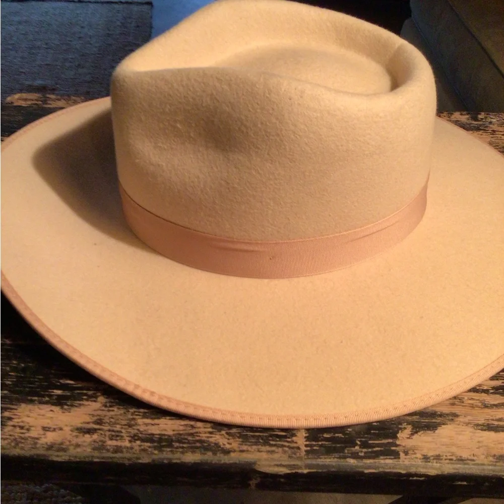 NEW! Lack of color ivory wool rancher